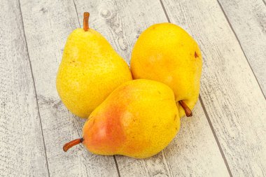 Arka planda taze sarı armut