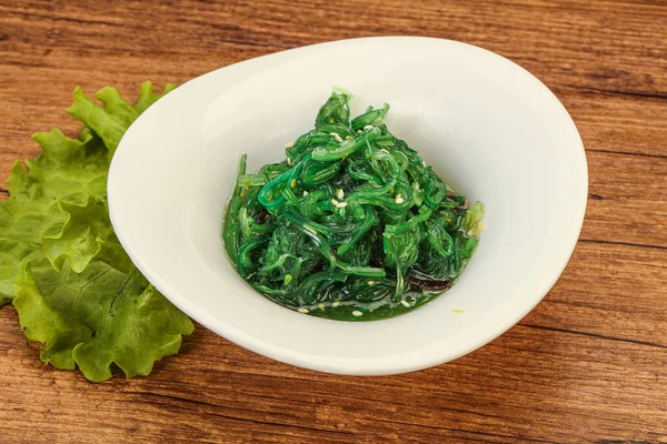 Grön Chuka Sjögräs Sallad Isolerad Vit Bakgrund Ovanifrån Wakame Sea — Stockfoto