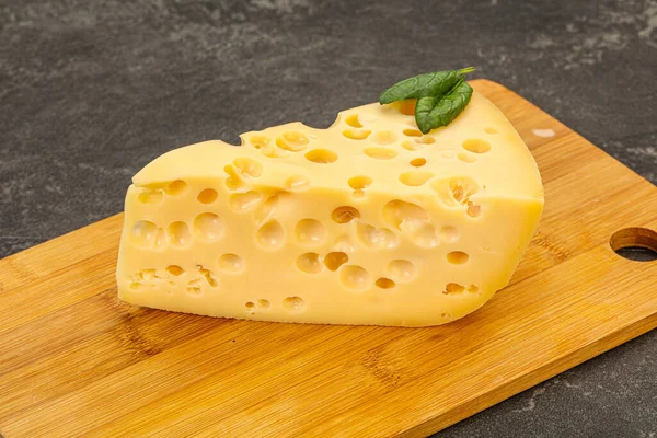 Queso Maasdam Triángulo Amarillo Lechero Con Agujeros — Foto de Stock