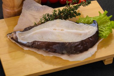 Çiğ kurt eti pişirmeye hazır.