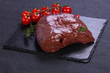 Çiğ domuz ciğeri pişmeye hazır.