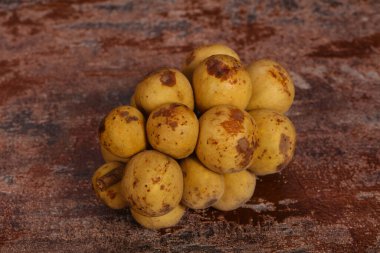 Tatlı tropikal meyveler Langsat yığını