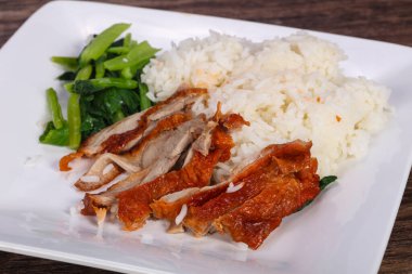 Kavrulmuş ördek göğsü ve otlar ile Pirinç