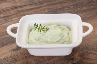 Bitki ve sarımsaklı süzme krema.