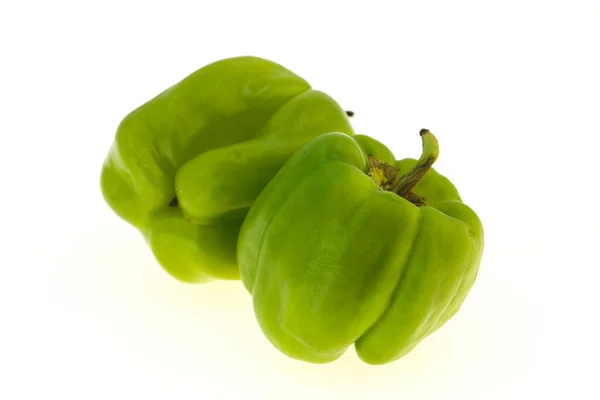 Zwei Grüne Paprika Isoliert Auf Weißem Hintergrund — Stockfoto