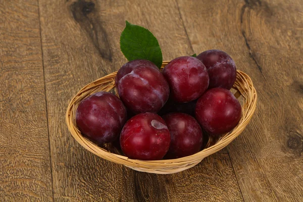 Ripe Plum Heap Wooden Basket — Stock Photo, Image