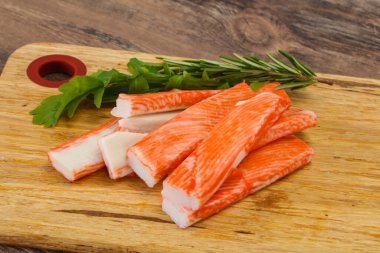 Ahşap tahtanın üzerinde yengeç çubuğu surimi