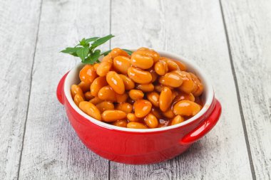 Domates soslu beyaz fasulye fesleğen yaprağı servis etti.