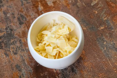 Hindistan cevizi kuru cipsi kasede atıştırmalık.