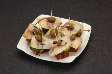 Ringa fileto kanepe aperatifi, yabanmersini ve salatalık.