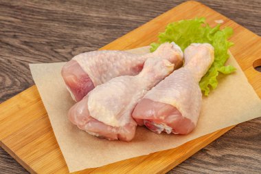 Çiğ tavuk budu pişirmeye hazır.