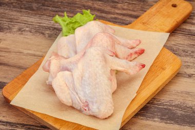 Çiğ tavuk kanatları pişmeye hazır.