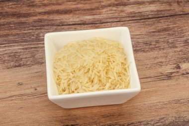 Tabakta çiğ Hint basmati pilavı