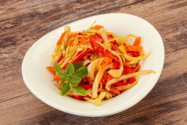 Havuç ve biberli vejetaryen lahana salatası 