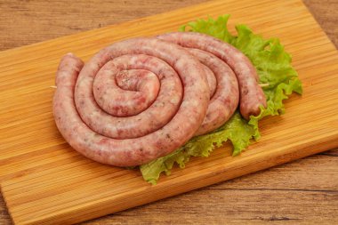 Izgara için çiğ domuz sosisi halkası.