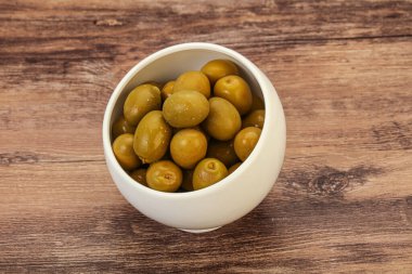 Kavanozda yeşil zeytin turşusu