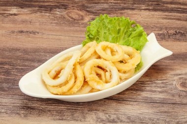 Kavrulmuş kalamar halkaları ve kasede salata.