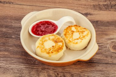 Kahvaltıda çilek reçelli süzme peynirli krep.