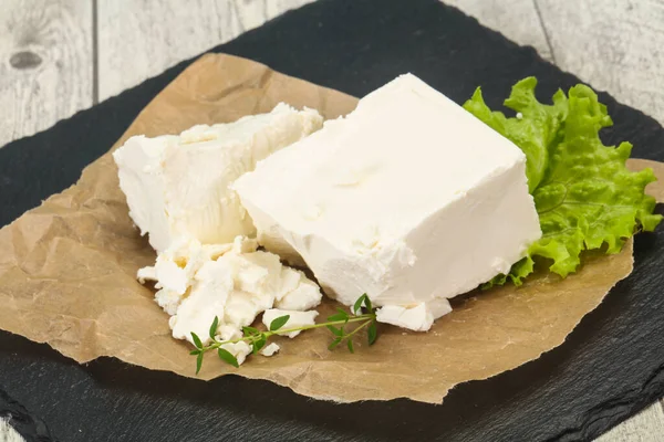 Yunan Geleneksel Feta Yumuşak Peyniri Tabakta — Stok fotoğraf