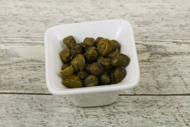 Kasede marine edilmiş kapari.