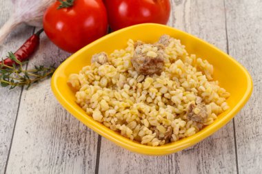 Et ve baharatlı bulgur.