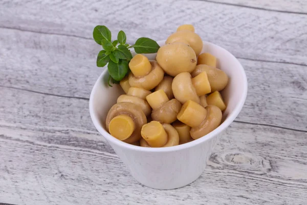 Pedaço Champignon Conserva Tigela Servido Folhas Manjericão — Fotografia de Stock