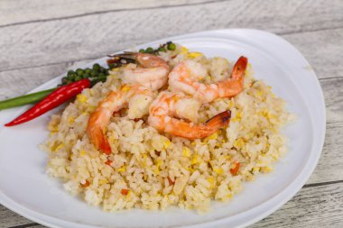 Karides ve yumurta ile Tay tarzı kızarmış pirinç