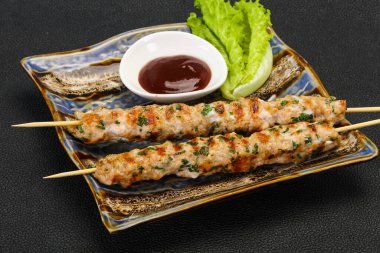 İnce kıymalı domuz şişi kebap ve bbq sosu.