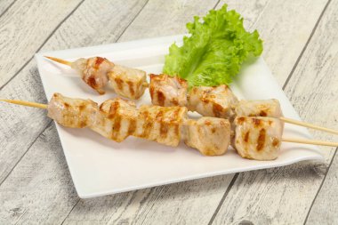 Izgara domuz şişi salata yaprakları servis edildi.