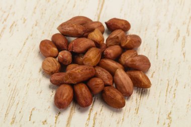 Çiğ fıstık yığını, rostoya hazır.