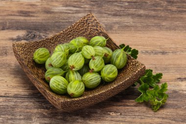 Yapraklı taze, yeşil, tatlı bektaşi üzümü.