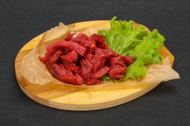 Çiğ et dilimlenmiş, pişirmeye hazır.