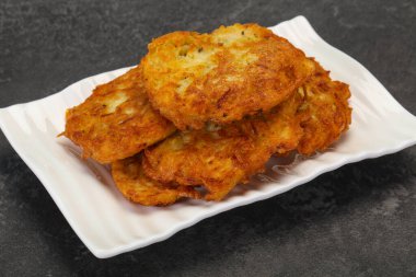 Kavrulmuş birkaç patates gözlemesi kasede