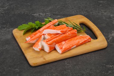 Ahşap tahtanın üzerinde yengeç çubuğu surimi