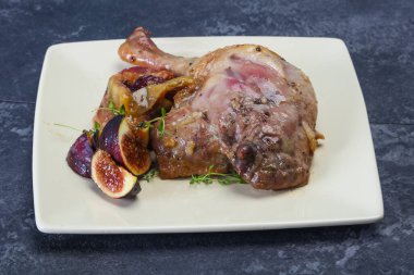 Kavrulmuş. Ördek. erik, incir ve elma ile bacak