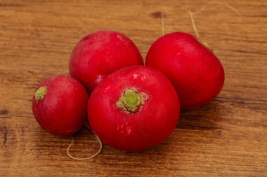 Olgun taze turp yığını ahşap arka planda