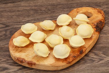 Pişirmek için çiğ etli börek.