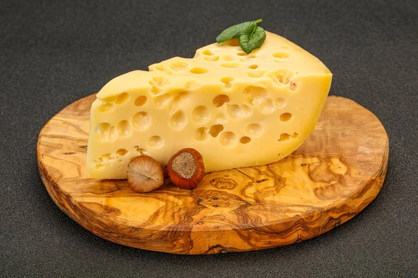 Maasdam Peyniri Delikli Mandıra Sarı Üçgeni — Stok fotoğraf