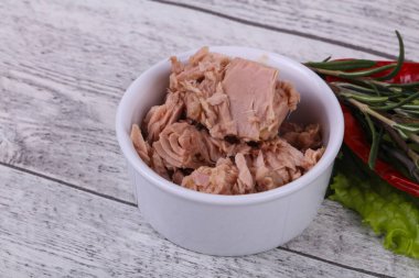 Kasede lezzetli ton balığı konservesi salata yaprakları servis edildi.