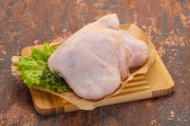 Çiğ tavuk kalçası pişirmeye hazır.