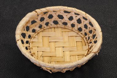 Boş hasır kase siyah arka plan üzerinde