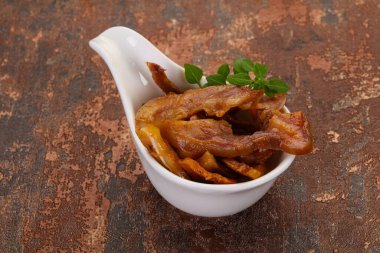 Kasede domuz kulağı var.