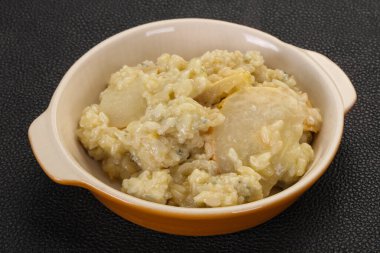 Armut ve gorgonzola peynirli risotto.