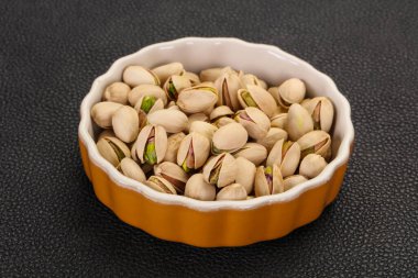 Fıstık ezmesi kabın içinde.