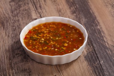 Tayland usulü baharatlı biber sosu, baharatlı otlar.