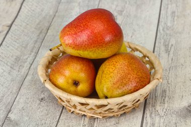 Tahta sepetteki olgun armut yığını.