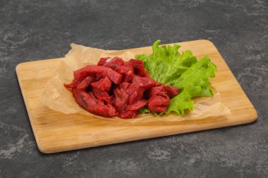 Çiğ et dilimlenmiş, pişirmeye hazır.