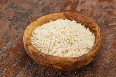 İtalyan pilavı için çiğ Arborio pilavı.