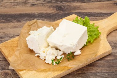 Yunan geleneksel Feta yumuşak peyniri tabakta