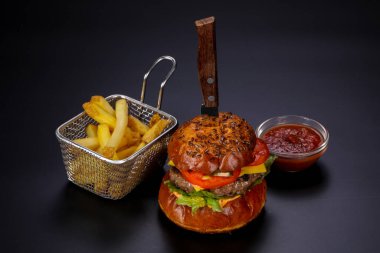 Sıcak lezzetli ve sulu burger kızartma patates servis